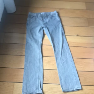Gråa HOPE jeans  - Ett par helt nya HOPE jeans som tyvärr inte passade mig, skick 10/10. Ingenting fel med dom, helt nya. Nypris 1700kr. Säljer för ganska billigt för jag vill bli av med dom. En sjukt snygg grå färg! Det är storlek 25, de passar killar runt 165 cm! 👍