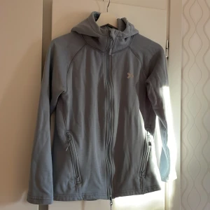 Zip tröja  - Tröja med dragkedja från Lager 157. Storleksmässigt skulle jag säga S/M