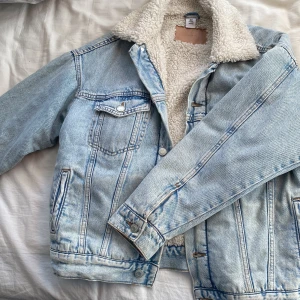 Hm denim jacka  - En hm jacka i nytt skick, använt ksk 9 gånger men inga skador eller fläckar, nypris 500 kr.  I strlek XS passar mig som är XS och min mamma som är S❤️😻