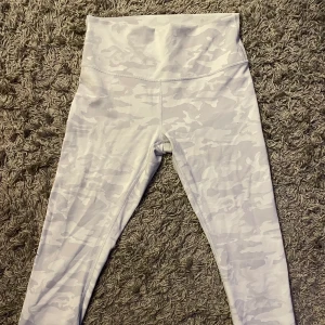 Lululemon leggings  - Lululemon leggings köpta i London för knappt ett år sedan. Använda 1-2 gånger, då dem är för stora för mig. Storlek 10 vilket motsvarar EU stolerlek 38. Otroligt sköna och bra material! OBS! se bild 2 och tre, små fläckar som dock knappt syns.. nypris 600