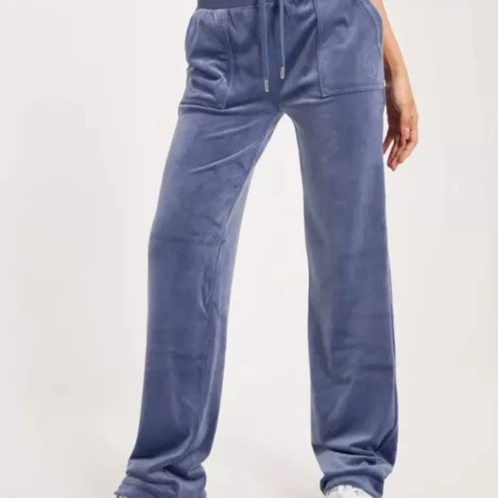 Hej, jag söker ett par juicy couture i färgen Grey blue helst i storlek xs. Skriv gärna till mig om du har ett par, söker bara byxor!🫶🏻❤️. Jeans & Byxor.