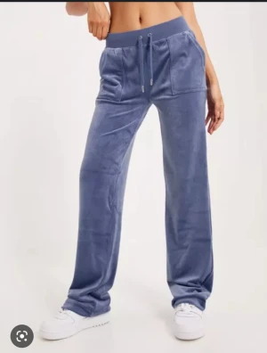 Söker Juicy Couture  - Hej, jag söker ett par juicy couture i färgen Grey blue helst i storlek xs. Skriv gärna till mig om du har ett par, söker bara byxor!🫶🏻❤️