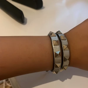 Valentino Armaband - Jättefint armband ifrån Valentino i bra skick, har bara kvitto på det och ingen box eller så. Skriv så kan jag skicka kvittot 🫶🏾 Färgen är pelle de vitello !!!