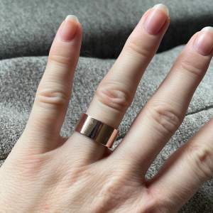 Superfin ring i rosé! Justerbar så passar alla😍snygg att matcha med andra ringar eller ha ensam!      