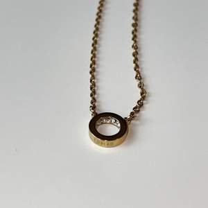 Kort halsband från Edblad ”Monaco Necklace Mini Gold” 
