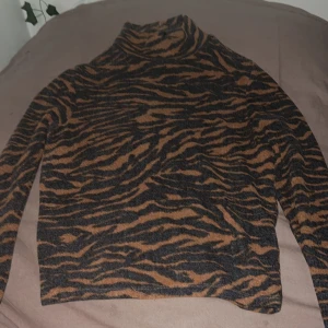 mönstrig brun/svart topp - brun mönstrig topp