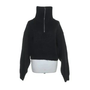 svart stickad tröj - svart stickad tröja från gina med dragkedja 🙌☕️✏️ perfekt nu till hösten !! skriv för fler bilder 🫶