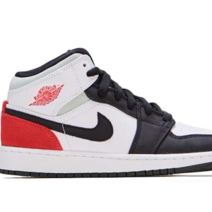 Jordan 1 Mid SE White Black Red Spruce - Äkta använda max 5 gånger. Säljer för att jag inte har någon användning av de. Box medföljer om man vill. De är i jätte bra skick och har inga creases. Har kvitto!