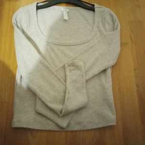 Beige tröja i storlek M - En beige tröja i storlek M från hm