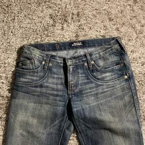 INTRESSEKOLL! Väldigt snygga low waist bootcut jeans men coola bakfickor 💋 Skulle kunna sälja dom för ett bra bud. Jag är 168 och dom är långa på mig fast man kan lätt vika upp eller sy upp dom. Midjemått är 80-82 cm