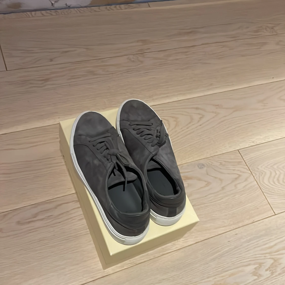 Axel arigato grå  - 90