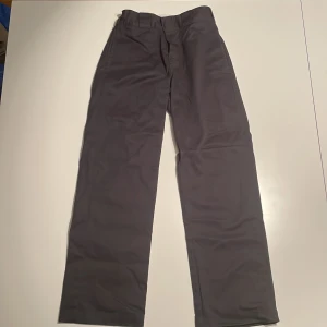 Dickies byxor  - Det är ett par dickies byxor i storlek 28/28. Dem är original fit 874. Dem är i bra skick.