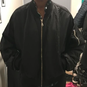 Bomberjacka  - Säljer min gamla Bomberjacka för 200kr köpte är från BIKBOX använt den flera gånger men innan den säljs så renas den 