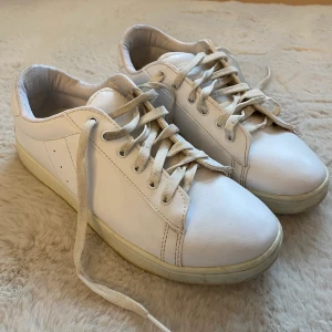 Skor  - Skor från Nelly i fint skick. Skosnörena är lite skitiga men kan bara bytas ut eller tvättas❤️