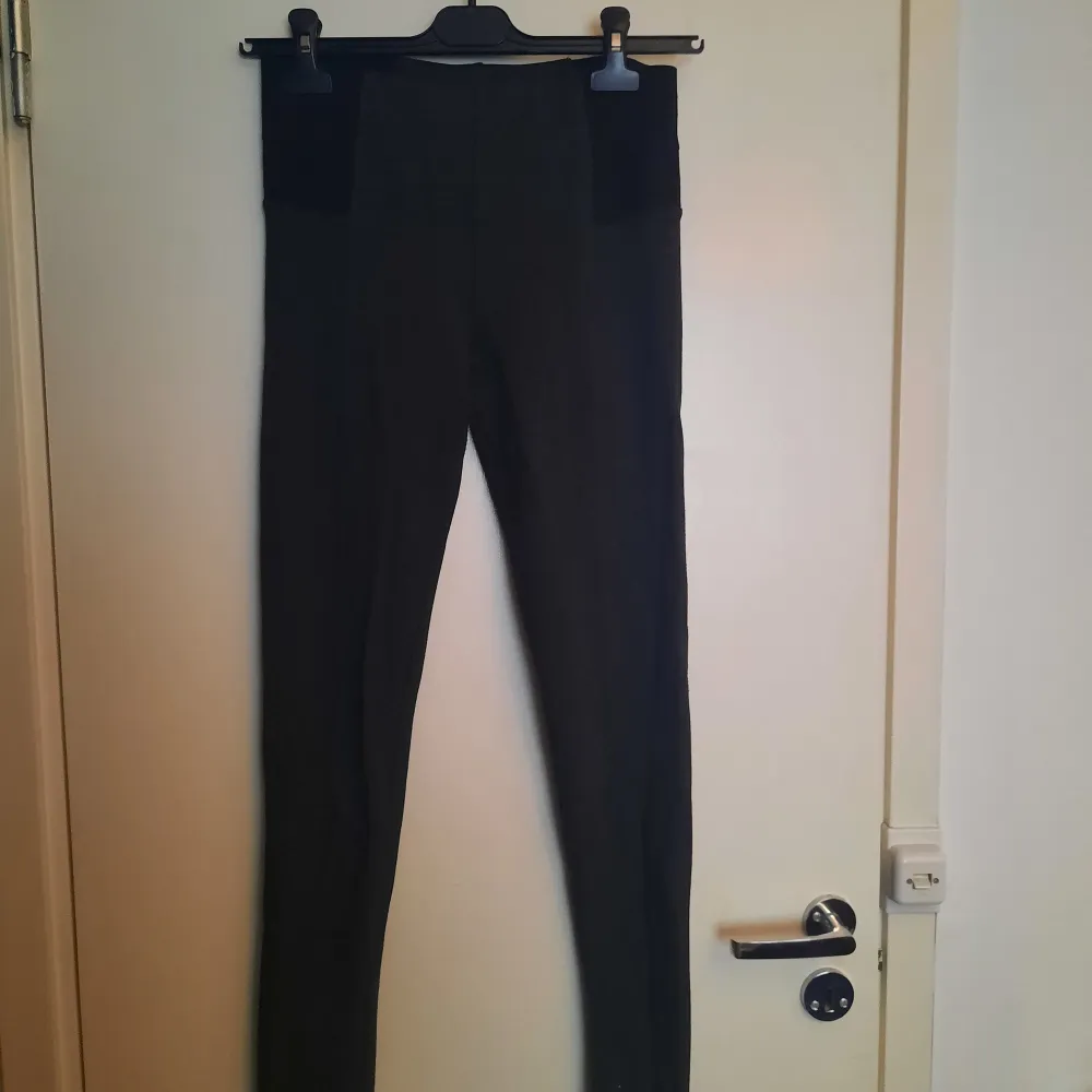 Zara basic leggings. Mörk grå i färgen. Lite tjockare leggings. Frakt ingår ej . Jeans & Byxor.