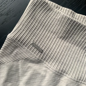 Träningstights Aimn  - Modellen ”Cloud elevate seamless” tights i storlek XS. Sparsamt använda. 