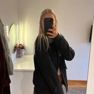 Jacka - Superfin jacka stl M marinblå/svart 🖤