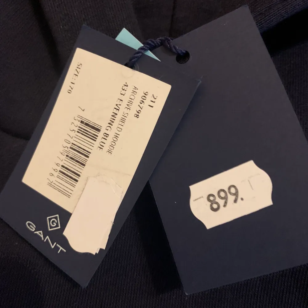 Helt ny, oanvänd mörkblå Gant hoodie med tags. Ny pris 899 kr. Säljs pågrund av att den är för liten. Möts i Årstaberg/Stockholm. För fler bilder kom dm. Kan fraktas men kund står för det.. Tröjor & Koftor.