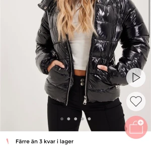 Glansig jacka - Slutsåld glansig Vinterjacka från Nelly🤍 I storlek 36 men passar som en 34!💘 köptes för 800<3 | frakt tillkommer