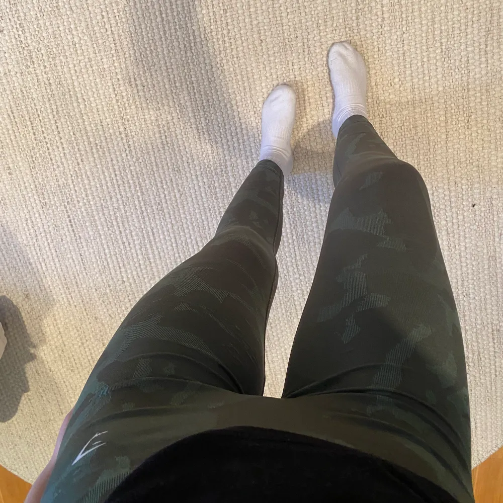 Träningstights från gymshark i modellen adapt camo, helt oanvända då jag råkat köpa två och missade returtiden 💛Strl M men passar mig med S/xs i träningskläder. Jeans & Byxor.