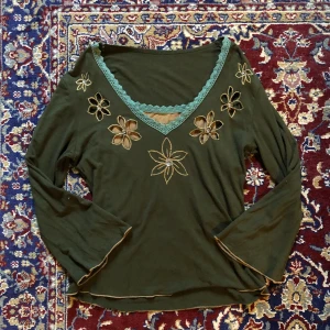 Långärmad tröja - Jättesöt och unik tröja! Linnet på insidan är fastsydd. Vida ärmar med gula detaljer. Jättemjukt material. Det står ingen storlek men jag skulle säga s/m. Frakten ligger på 26kr.