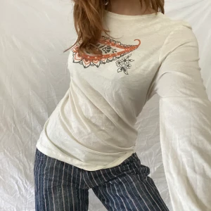 Lång tröja med snyggt märke - Snygg tröja med fint märke 