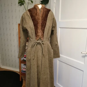 1940s wool coat - Jättefin ullrock from 40-talet. Ullskal med pälskrage och siden foder. Finns såklart tecken av användning men i otroligt skick.