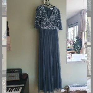 Maya sequin maxi dress - xs - Aldrig använd med lappen kvar. Nypris 1099:- och slutsåld på Nelly. Färgen är teal, kjolen är meshtyg, dragkedja i ryggen, ej genomskinlig. Perfekt för vinterbal/julfest!