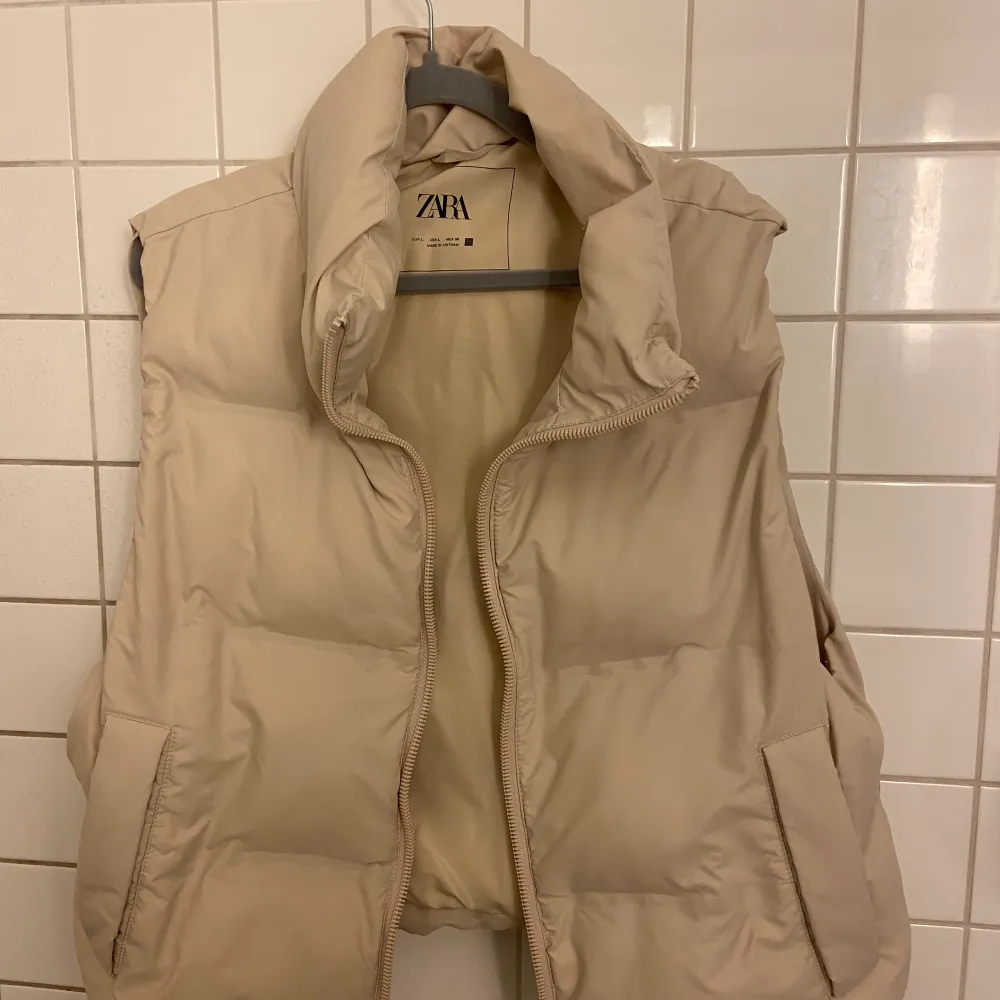 Beige väst från Zara, använd några gånger men är i perfekt skick. Storlek L men känns mer som M🤍. Jackor.