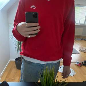 Röd tröja från Nike i vintage stil. Köpt på Asos, nypris 569kr. Knappt använd, precis som ny. Pris kan diskuteras.  Storlek L men sitter såhär på mig som är 180cm. 
