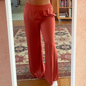 Zara byxor  - Säljer dessa flared byxor från zara som sitter så fint. Långa i benen! Skriv privat i chatten för att köpa. 
