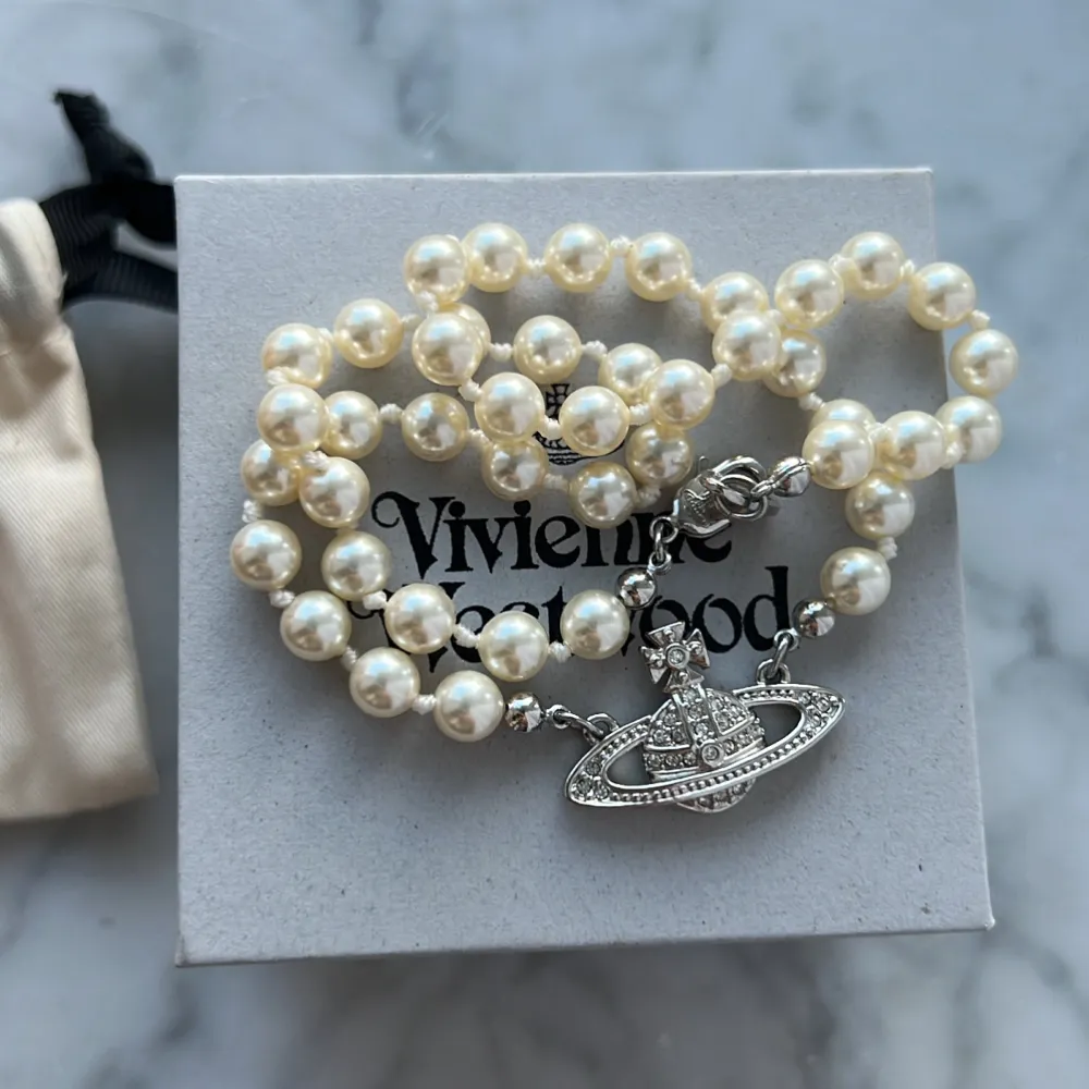Säljer mitt Vivienne Westwood halsband då det inte längre kommer till användning. Köpte det för ungefär ett år sedan men endast använt ett fåtal gånger🤍  Skriv privat för att se papper som visar att halsbandet är från den officiella hemsidan😊. Accessoarer.