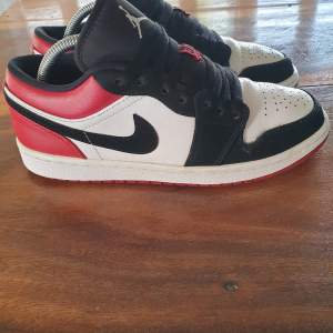 Jordan 1 black toe low  Conditon : 8/10  Storlek 42-43 Nypris - 4500 Pris - 2800