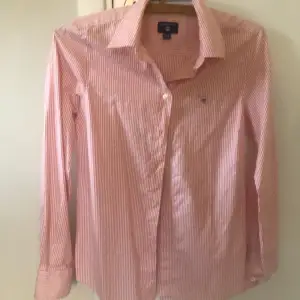 Jättefin skjorta från Gant. I storlek 36. Typ aprikos korall i färg