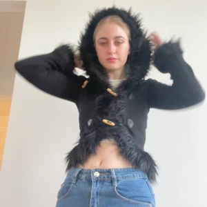 Ytk 2000s - Svart kofta med träspännen 