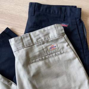 Säljer min sambos dickies i beige (finns även i svart) utmärkt skick förutom den lilla skäcken fram. Storlek 36/29 men små i storlek. 