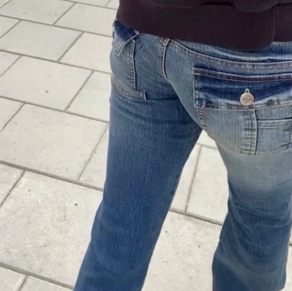 Sjukt snygga lågmidjade vintage jeans som är helt nya med lappen kvar. Stl S men mer som XS. Jag är ca 165, passar om du är ca 160-170 skulle jag gissa. säljes då jag har likadana ⚡️. Jeans & Byxor.