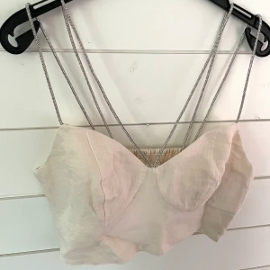 Topp - Supersnygg topp från HM med glitter band och linne tyg! Helt oanvänd prislapp kvar, storlek S