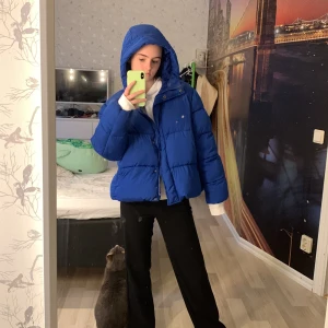 Blå jacka - Köptes i vintras men knappt använd (nypris var 400 eller 500kr)