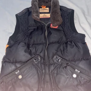 Parajumper väst sällsynt! - Prajumper väst, gott skick, säljs inte längre i butik, värd cirka 8000 när den köptes.