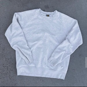 Carhartt crewneck - Super Comfy, boxy fit. Modell 175cm