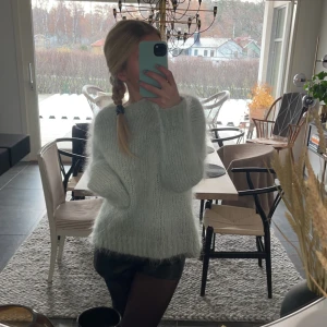 gosig stickad tröja - säljer denna jätte mysiga stickade tröja😍så snygg och lite overzize i modellen också🙌