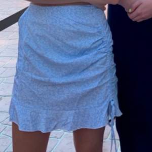 Superfin ljusblå kjol som passar många storlekar då den har ”resårband” längs ena sidan vilket gör att man kan justera storlek och passform. Superbra skick. Säljs pga att den inte används längre☺️