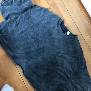 T-shirt - T-shirt. Frakt tillkommer på 30kr!