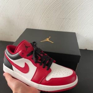 Jordan 1 low ”bulls” i storlek 43 och 44 - Air jordan 1 low ”Bulls”🅱️  Storlekar: 44 och 43 (fler storlekar går att ordna)  Skick: både är ds (nya) Pris: 1700kr