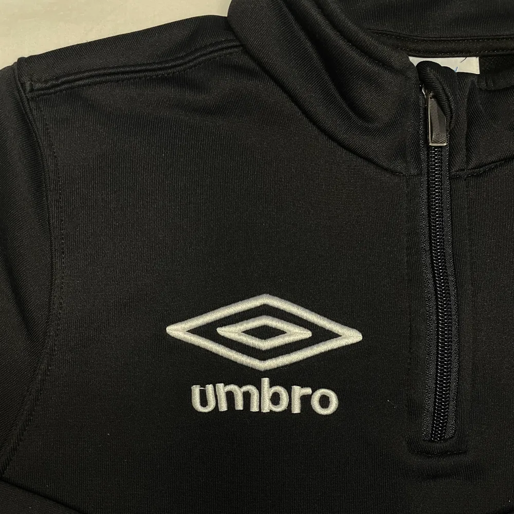 Svart träningen tröja från Umbro i jätte bra skick, finns inga tydliga märken på användning. Storlek S. Hoodies.