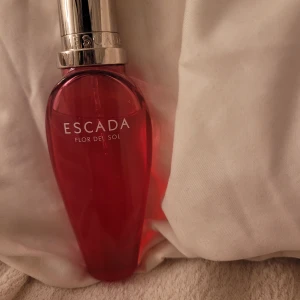 Escada Flor Del Sol Edt 30 ml - Säljer den här edt från escada då jag inte längre använder den, inte så mycket som gått åt heller. 30 ml. Köparen står för frakten. 