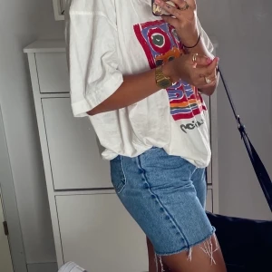 Långa Jeans shorts  - Jätte fina jeans shorts i bra kvalitet! Köpta på beyond retro. 