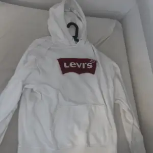 Levis hoodie som är knappast använd för att den är för stor för mig, logon har typ ett matt material som är väldigt coolt. Den är slut såld på hemsidan.