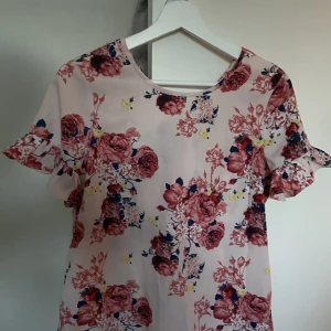 Blommig blus  - Blommig blus den vero Moda , använd en gång.